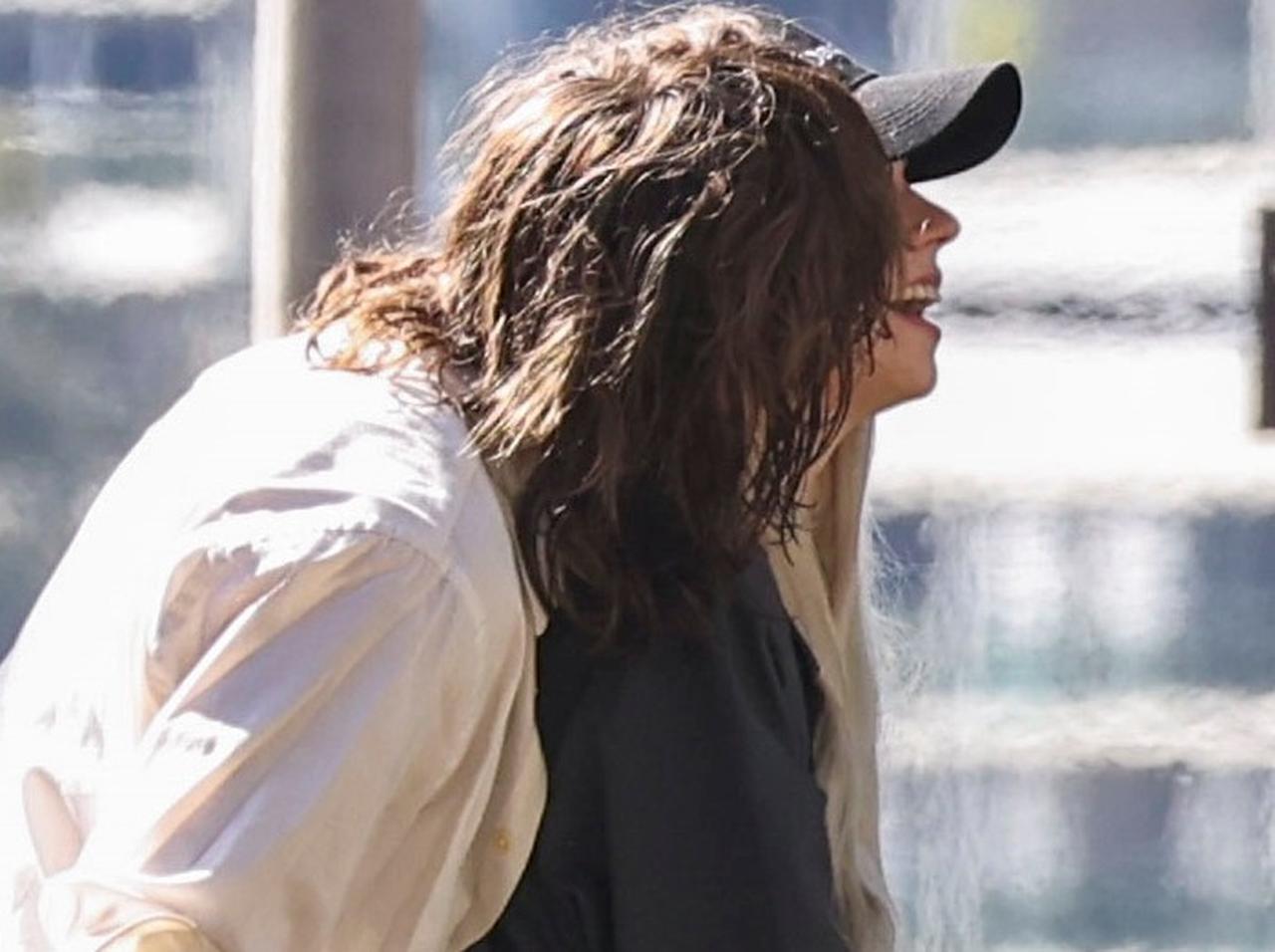 アニャ・テイラー＝ジョイは「オフの日」でもオーラが完全にスター、デート姿がスタイリッシュすぎる