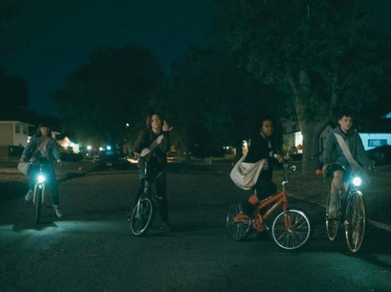 『ストレンジャー・シングス』×『バック・トゥ・ザ・フューチャー』？『ペーパーガールズ』はその上を行く！