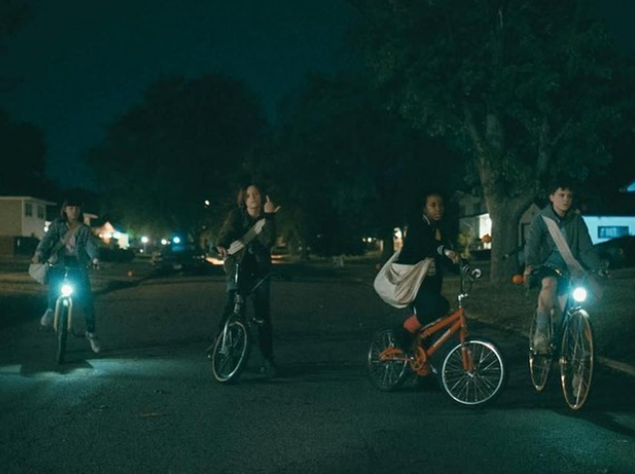 『ストレンジャー・シングス』×『バック・トゥ・ザ・フューチャー』？『ペーパーガールズ』はその上を行く！