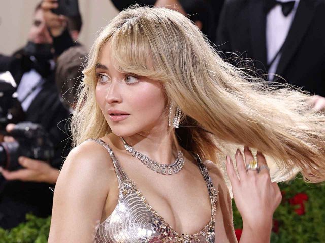 サブリナ・カーペンター、ナチュラルな“今どきツヤ肌”の作り方を伝授