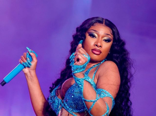 チームラボよりキラキラ！メーガン・ジー・スタリオンのド派手な日本ネイル