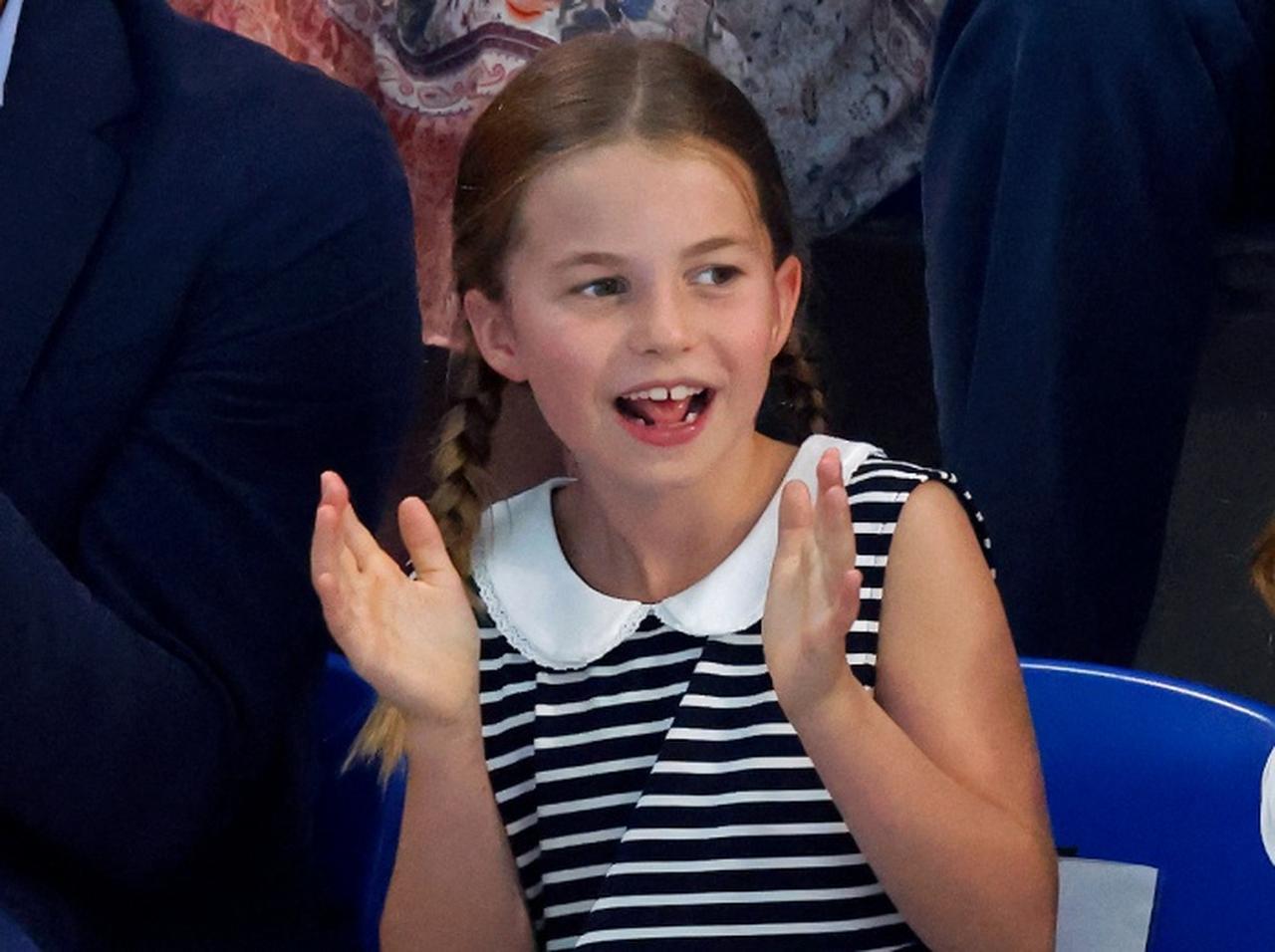 シャーロット王女、“王室のルール”を破った父ウィリアム王子に向けた「視線」が痛い