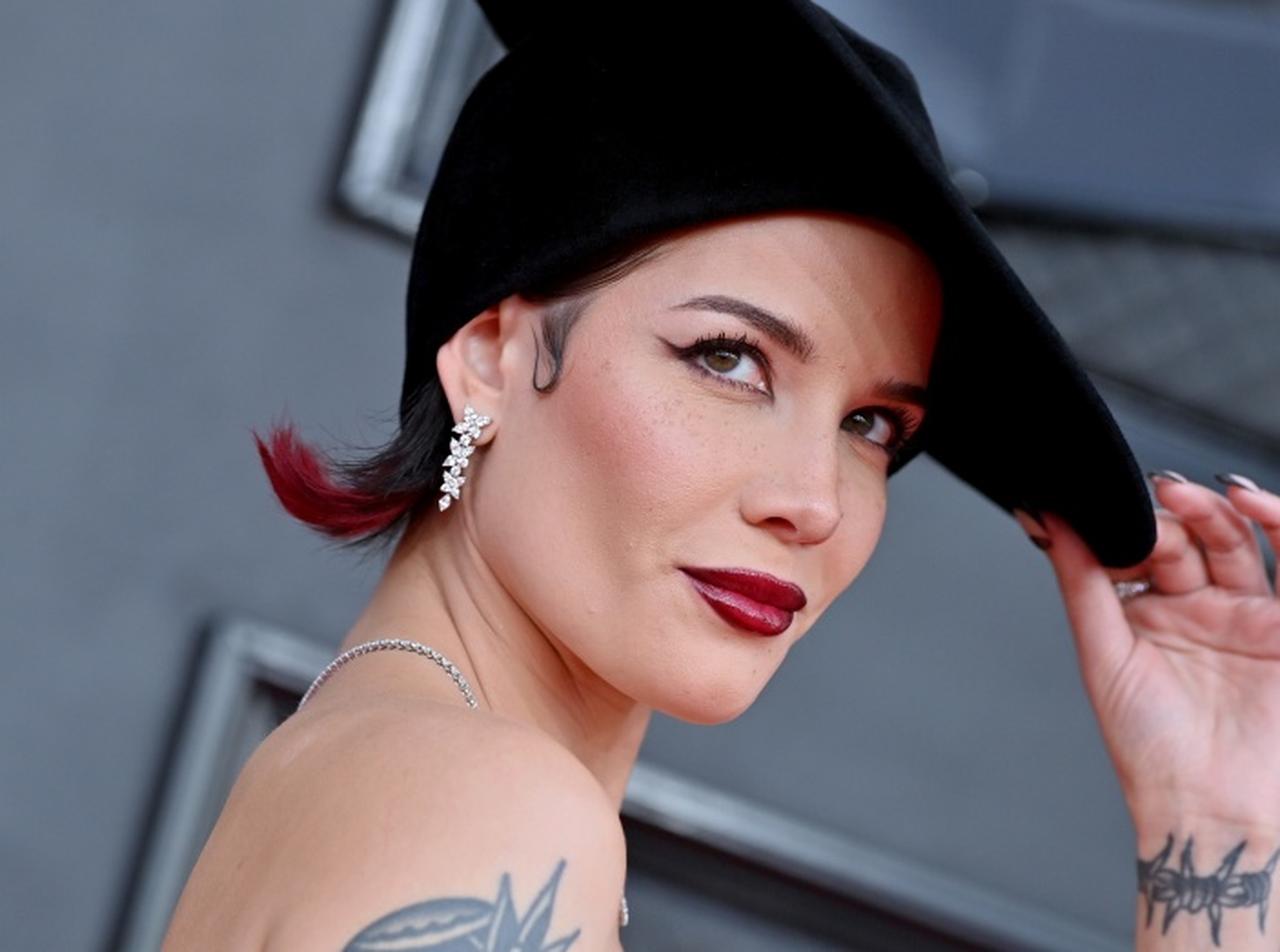 キティちゃんネイルが可愛すぎる!フジロックで来日していたホールジーが日本でネイル