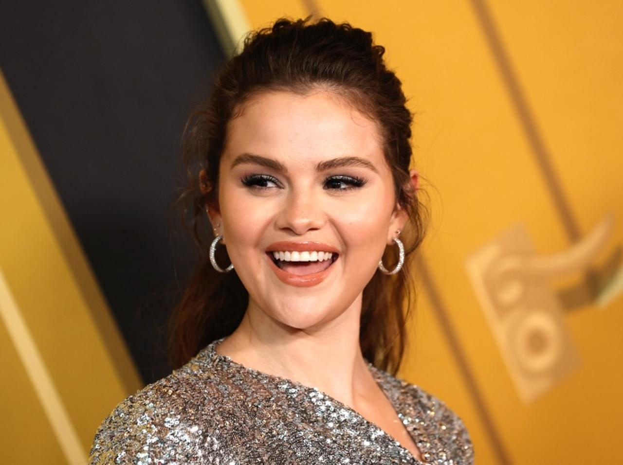 「お腹を引っ込めな」に反論!セレーナ・ゴメスがSNSでリアルなお腹をスリスリ