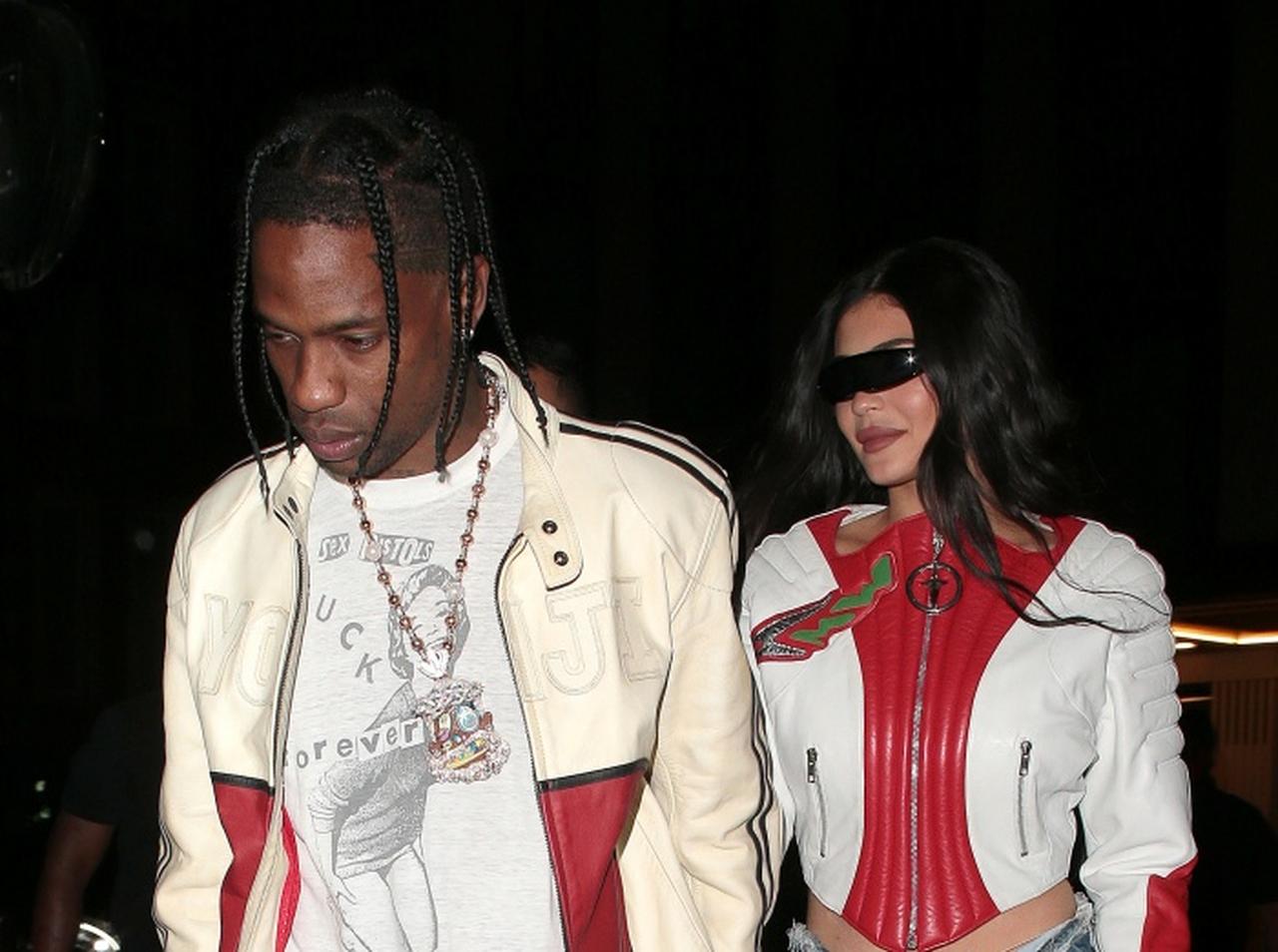 カイリー・ジェンナー&トラヴィス・スコット、ヴィンテージライダースコーデがかっこよすぎ