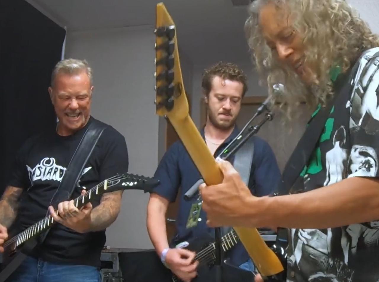 『ストレンジャー・シングス』エディ役が遂にメタリカとギター共演!「メタル・マスター」を演奏