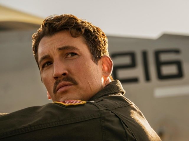 『トップガン』ルースター役のマイルズ・テラーが「劇中のライバル」と再会、2人の笑顔がまぶしい…！