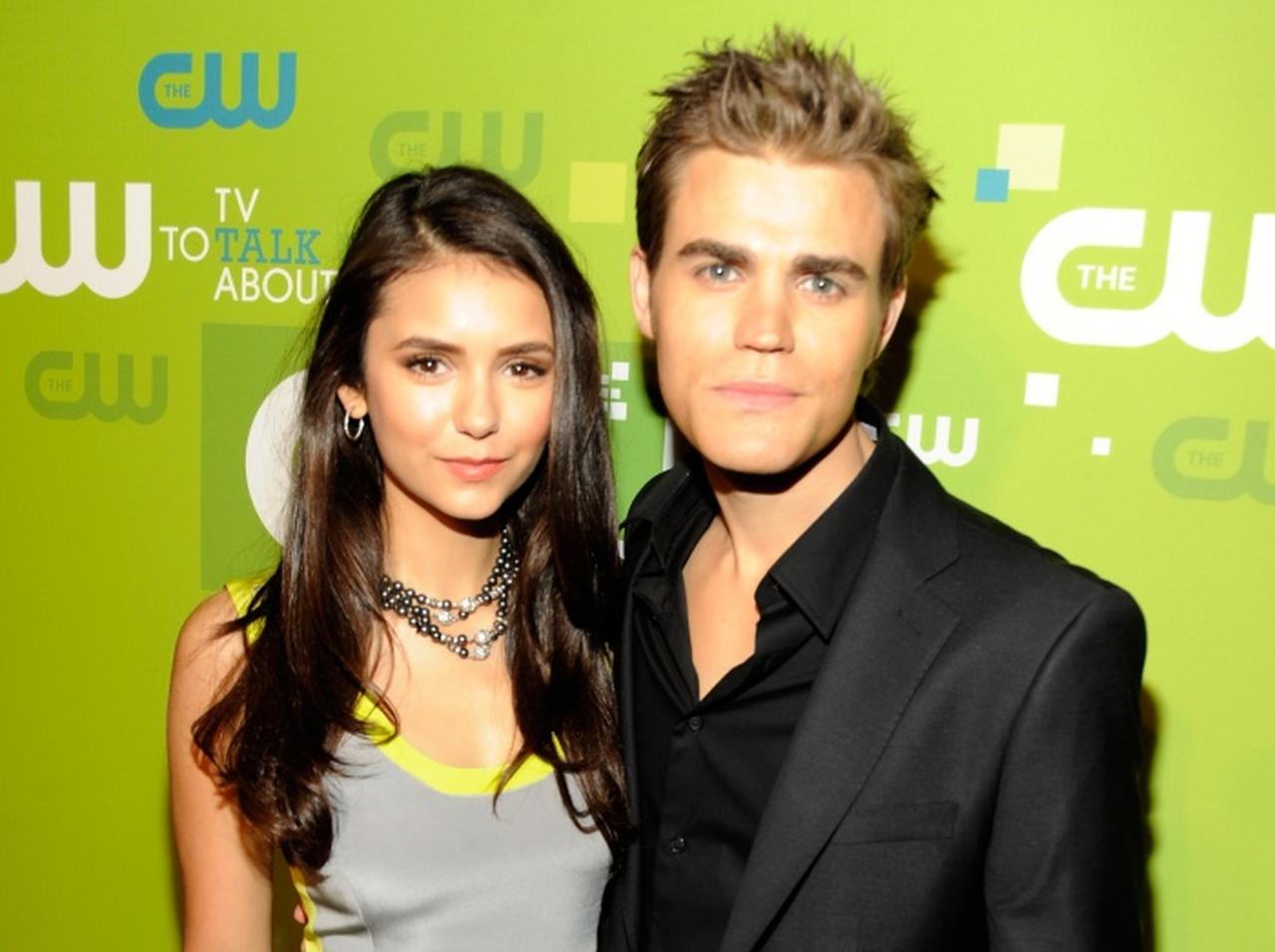 『ヴァンパイア・ダイアリーズ』主演2人が再会!劇中の恋人と現恋人が一緒に撮影