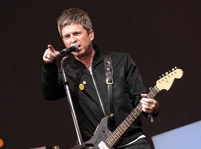 赤面級の歓迎、ノエル・ギャラガーが食事中に“オアシスの楽曲”を流され照れ笑い