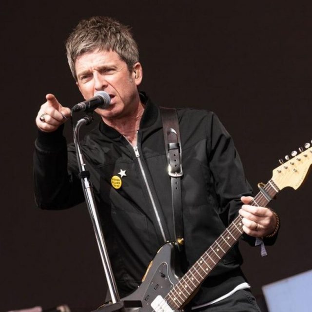 赤面級の歓迎、ノエル・ギャラガーが食事中に“オアシスの楽曲”を流され照れ笑い
