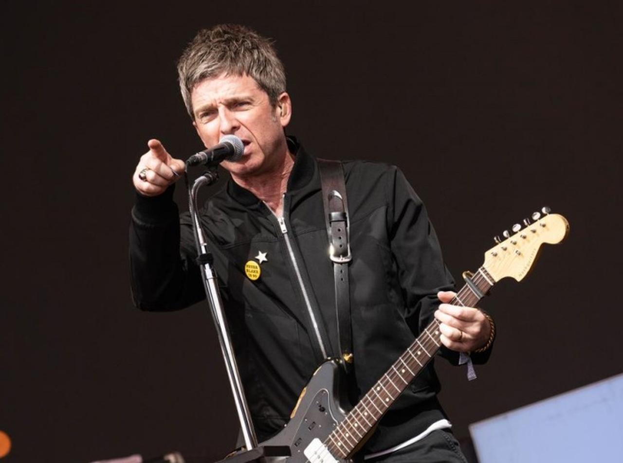 赤面級の歓迎、ノエル・ギャラガーが食事中に“オアシスの楽曲”を流され照れ笑い