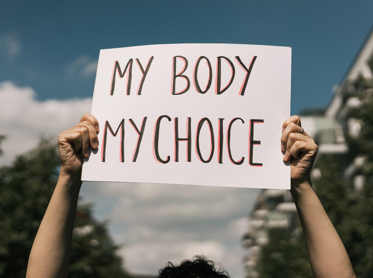 16歳の少女は「判断力がない」から「中絶を許可しない」、未成年女性への人権侵害が大きな問題に