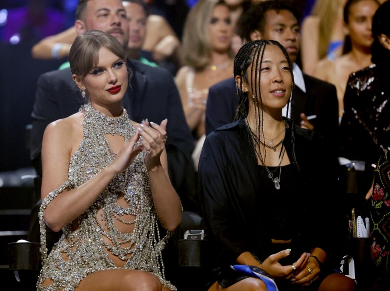 テイラー・スウィフトと隣同士だった注目の日系クリエイター、リナ・ヤンってこんな人！【VMA 2022】