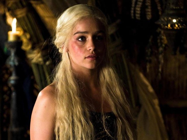 『ゲーム・オブ・スローンズ』エミリア・クラークは“ずんぐり”体型、テレビ局CEOが“笑いを狙う”も会場からは批判