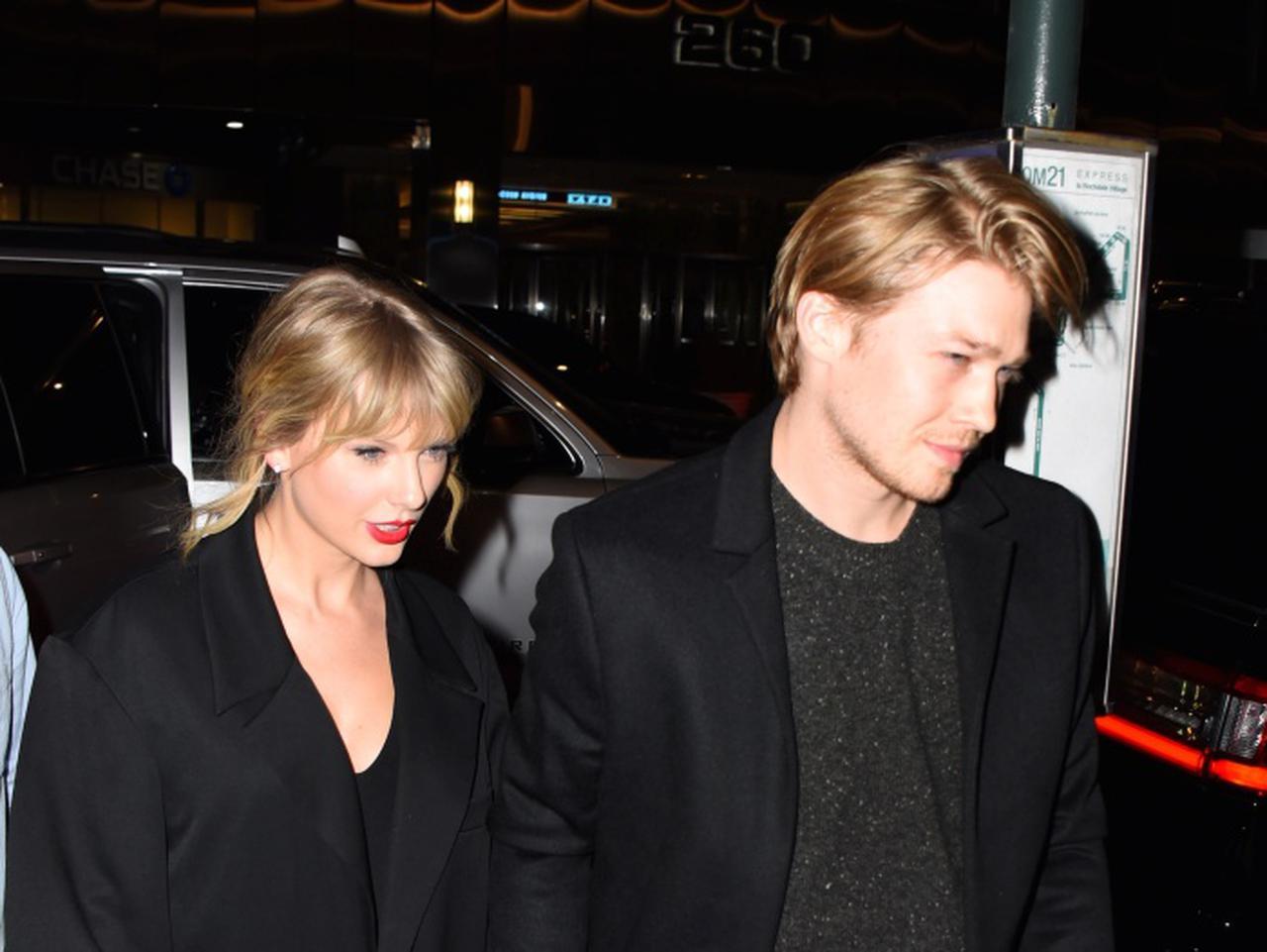 映画のワンシーンのよう！ジョー・アルウィンがテイラー・スウィフトの手を握ってパーティーを脱出
