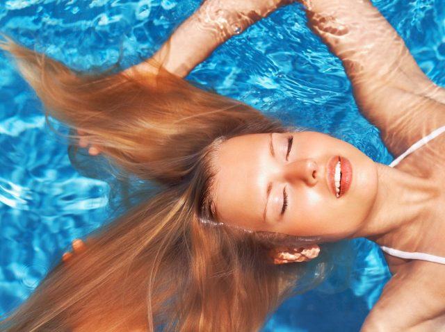 プールでのヘアカラーの色落ちは防げる？セレブ御用達のカラーリストが勧めるその対策