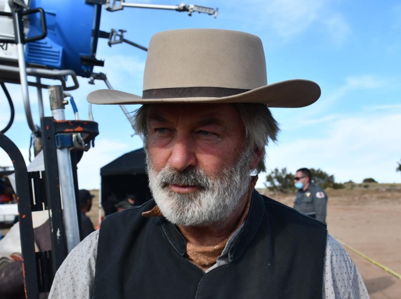 銃誤射で撮影監督が死亡、アレック・ボールドウィンは「銃の引き金を引いた」とFBIが結論づける