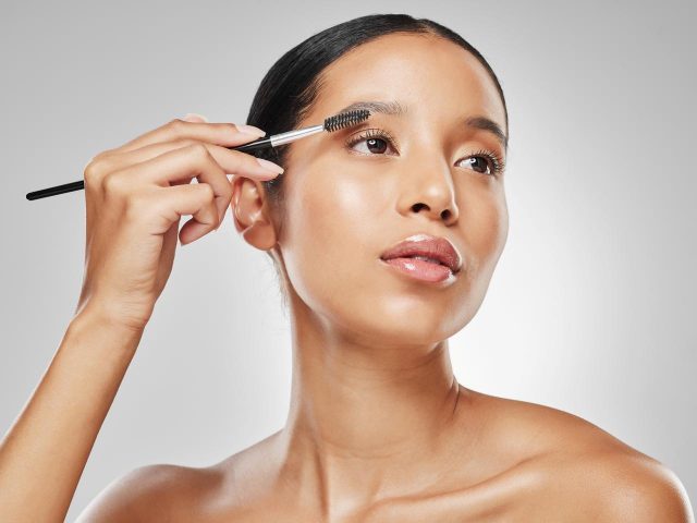 「まばら眉」を解消！眉の隙間をナチュラルに埋めるコツ