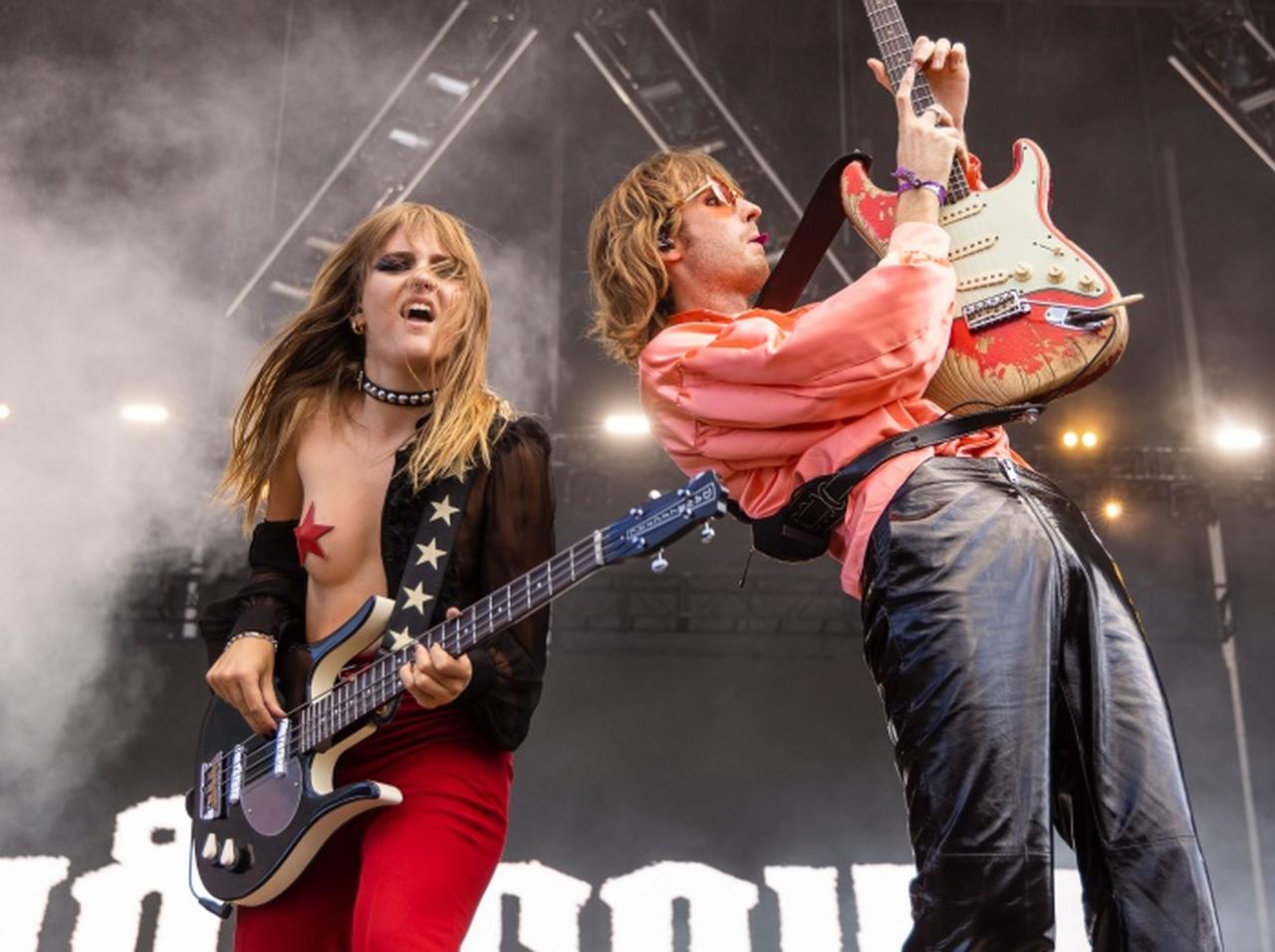 マネスキン、ヴィクトリアがトップレスのステージ衣装に込めたメッセージ