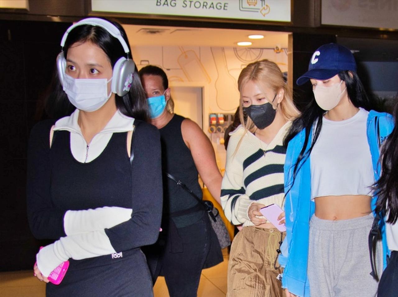 MTV VMAに出演するBLACKPINKが空港到着、ジスは「ハローキティ」づくし【写真アリ】