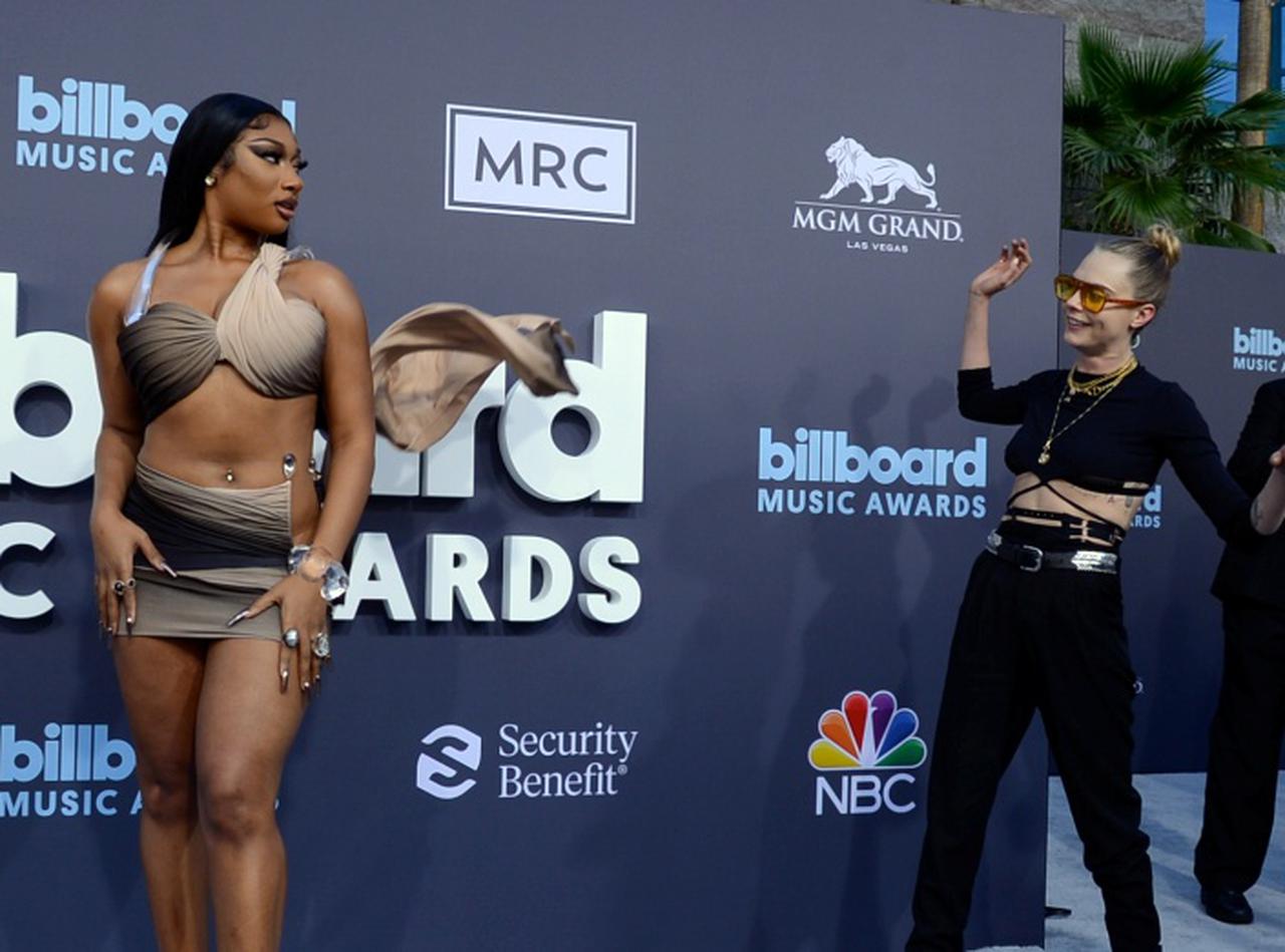 【続報】メーガンにうざがられて「加工で削除」疑惑をカーラ本人が説明