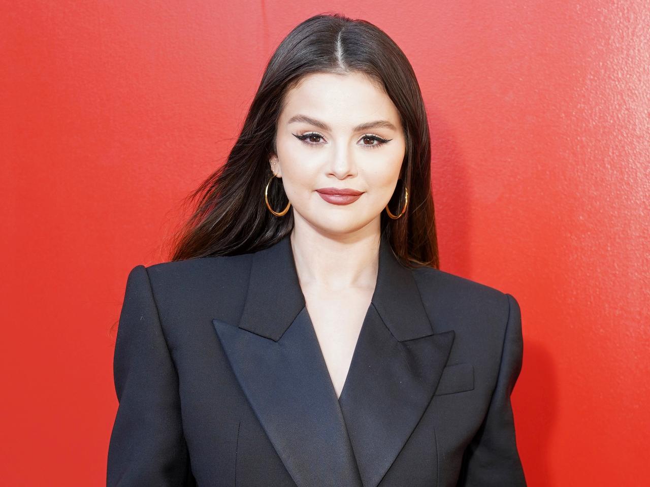 セレーナのメイク担当から学ぶ、目の下のクマを自然に隠すコンシーラーの正しい使い方