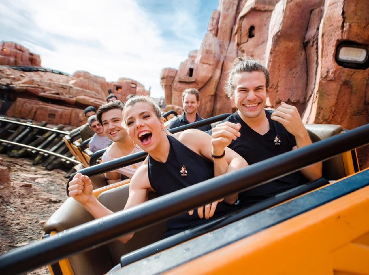 ディズニーランドの人気アトラクション、ビッグサンダー・マウンテンの「映画」が進行中！