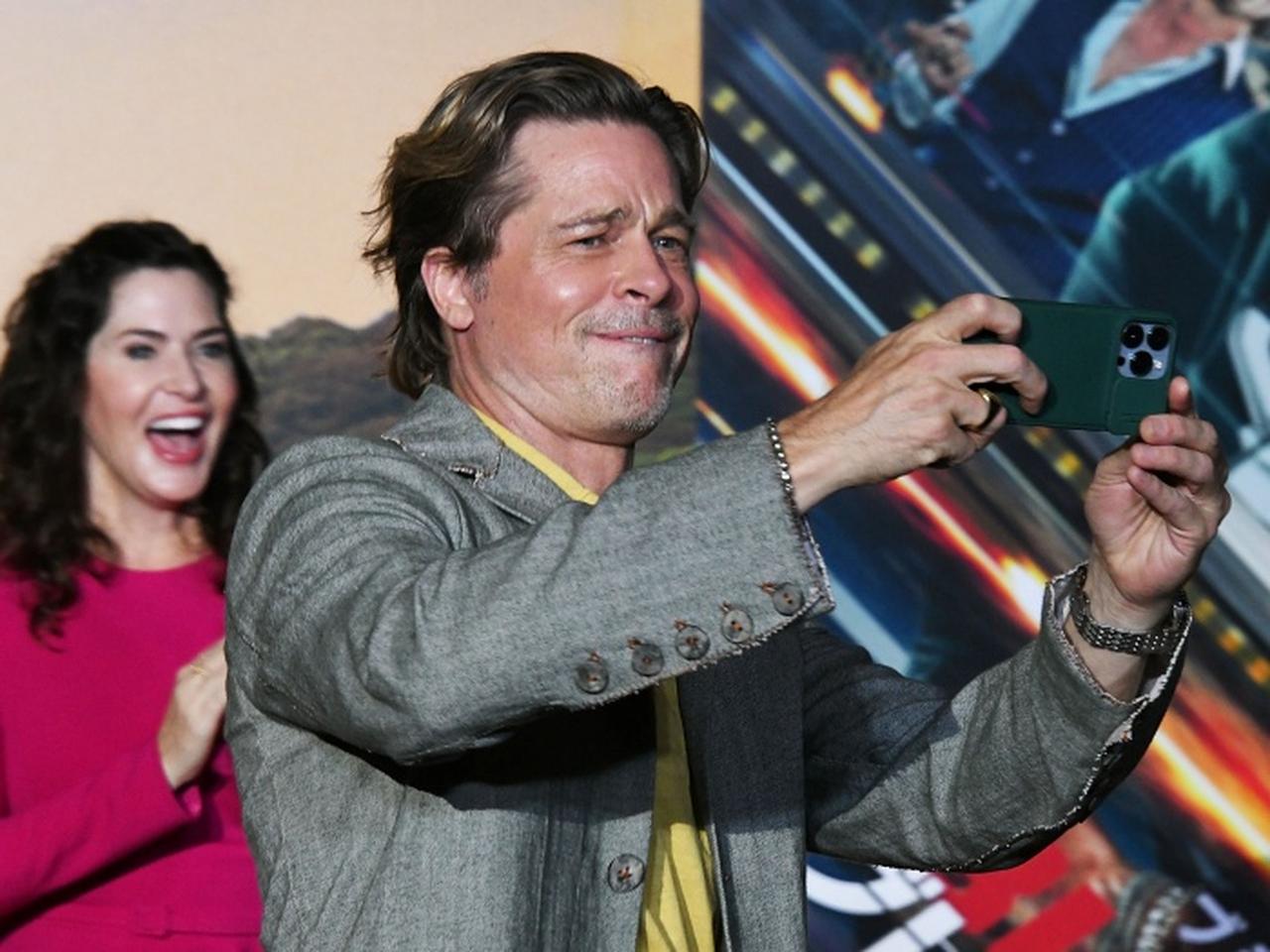 スマホで逆撮影！ブラッド・ピット、『ブレット・トレイン』のジャパンプレミアで大はしゃぎ