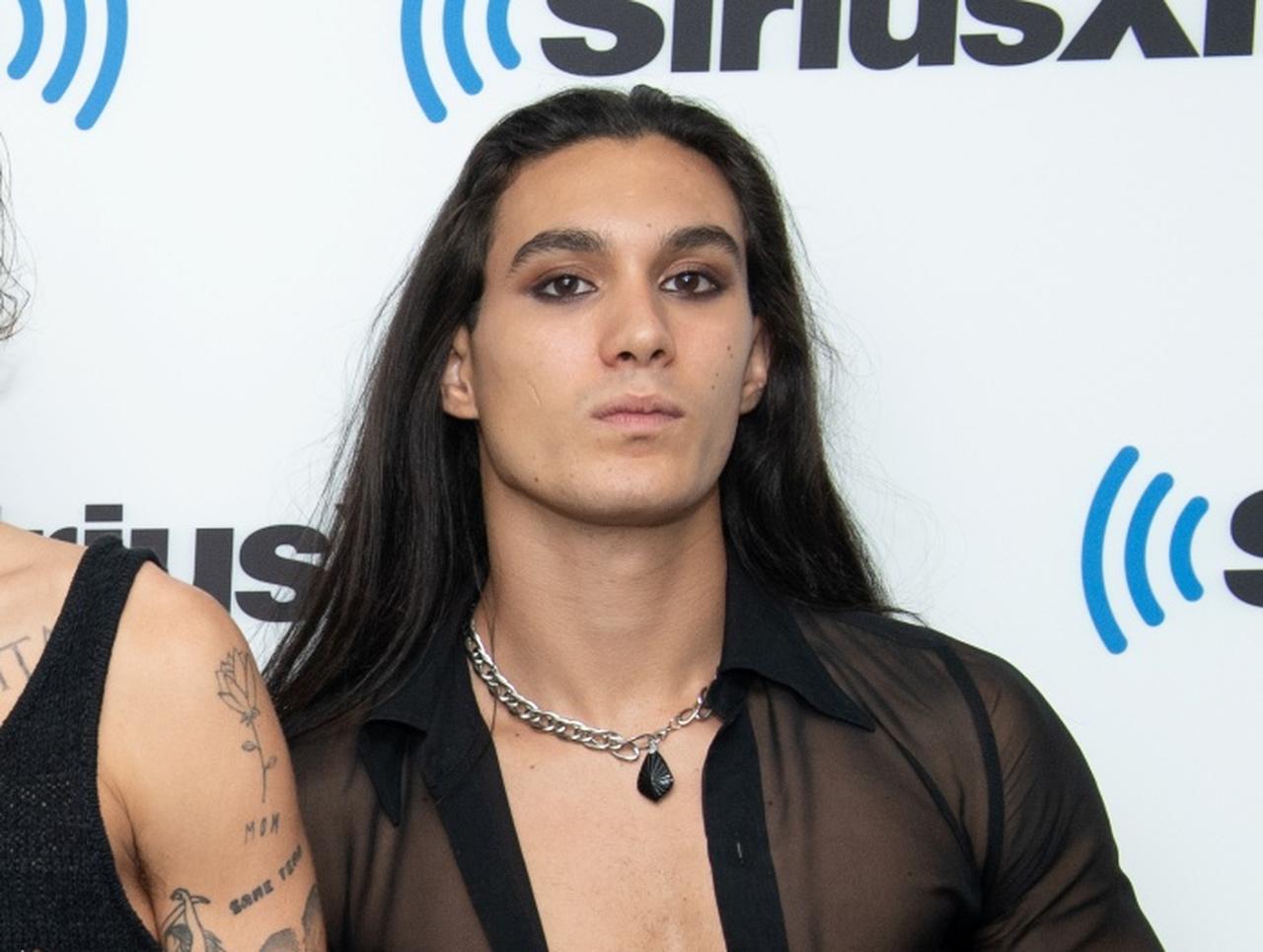 スポーツ新聞もマネスキンが持つとおしゃれ! イーサンが新幹線のホームで“サンスポ”を読む