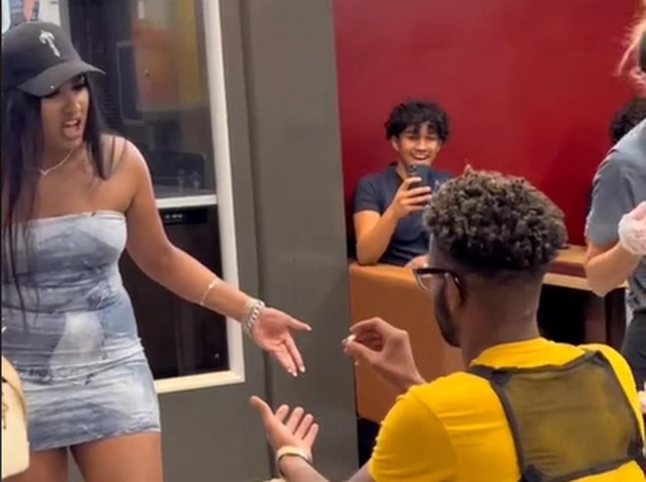 マクドナルドでプロポーズ→5年付き合った彼女ブチギレ、アリかナシか論争に