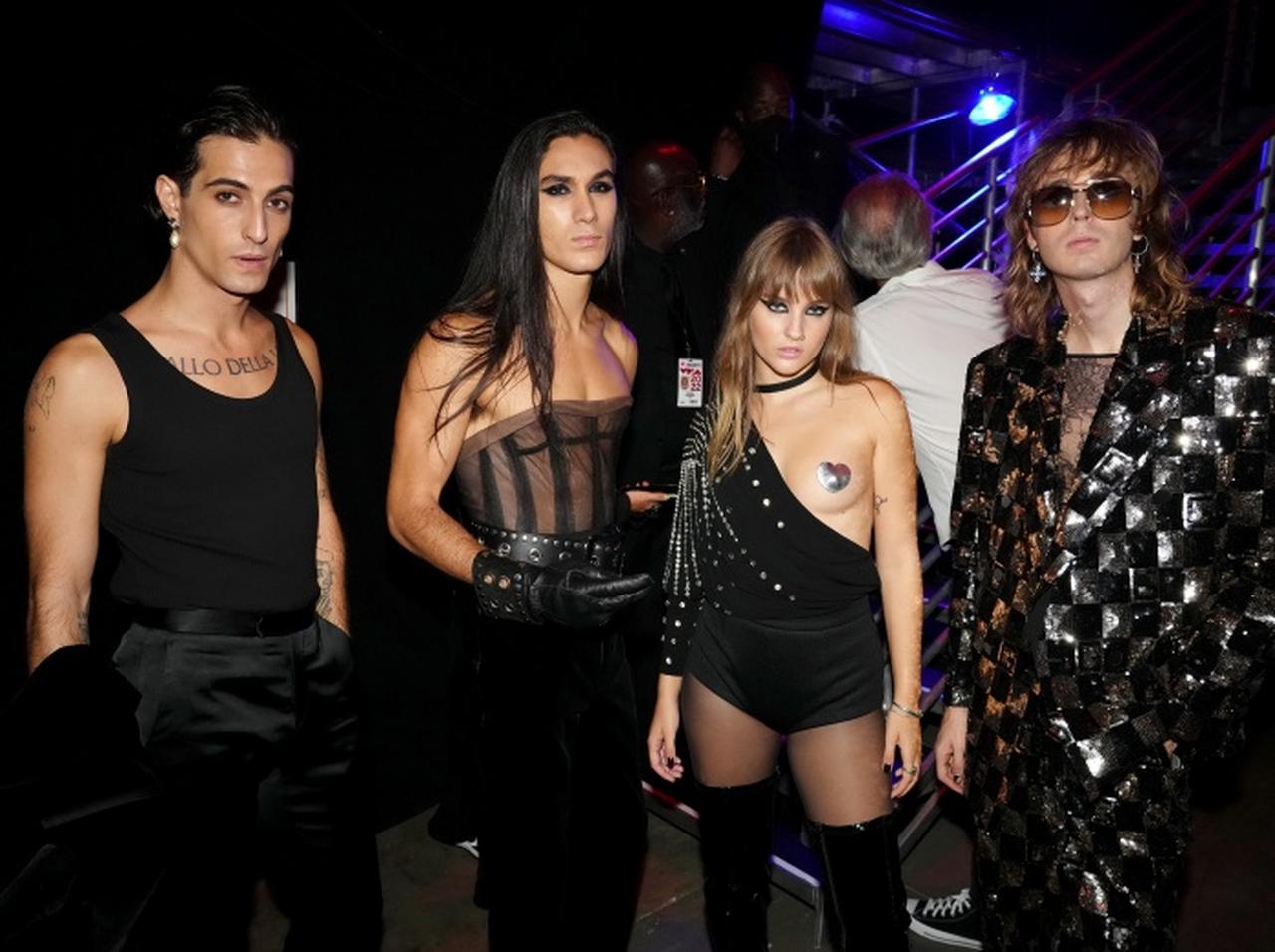 マネスキン、ヴィクトリアの「胸」が理由でパフォーマンスと無関係の映像が流れる【VMA2022】