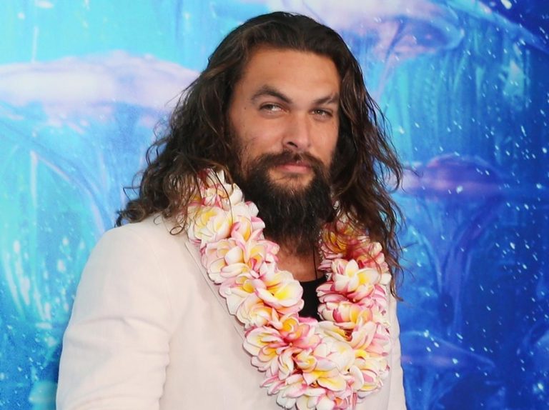 ジェイソン・モモア、ハワイアン航空の客室乗務員に扮して乗客に飲み物を配る