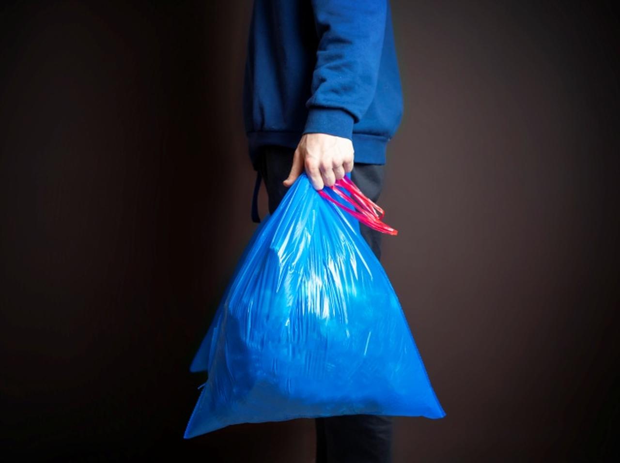 バレンシアガが“ごみ袋”バッグを24万円で発売