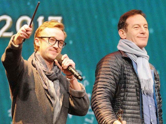 マルフォイ親子が再会！“息子”トム・フェルトンの舞台を“父”ジェイソン・アイザックスが見守る