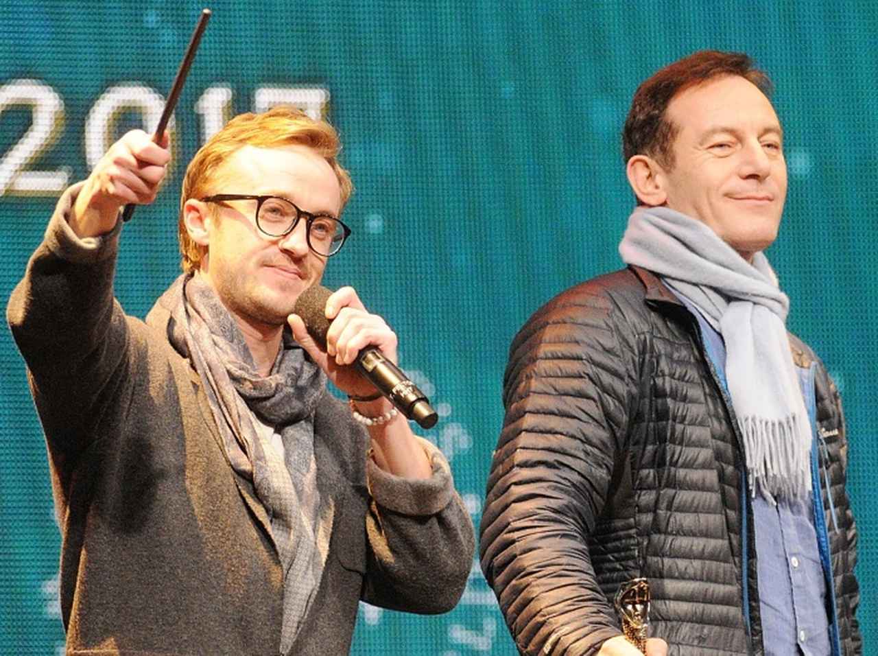 マルフォイ親子が再会!“息子”トム・フェルトンの舞台を“父”ジェイソン・アイザックスが見守る