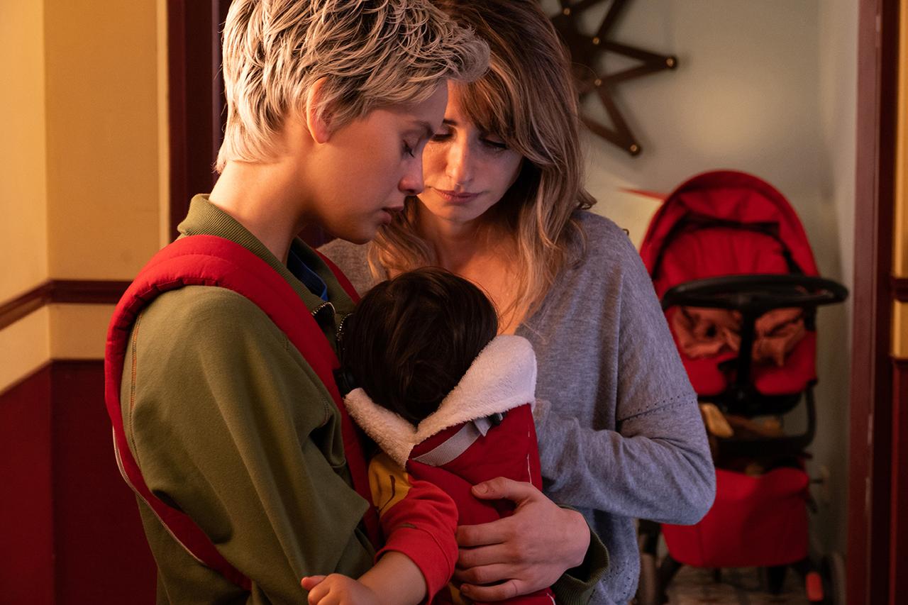 【試写会ご招待】ペネロペ・クルス主演『パラレル・マザーズ』、偶然同じ日に母となった2人のシングルマザー