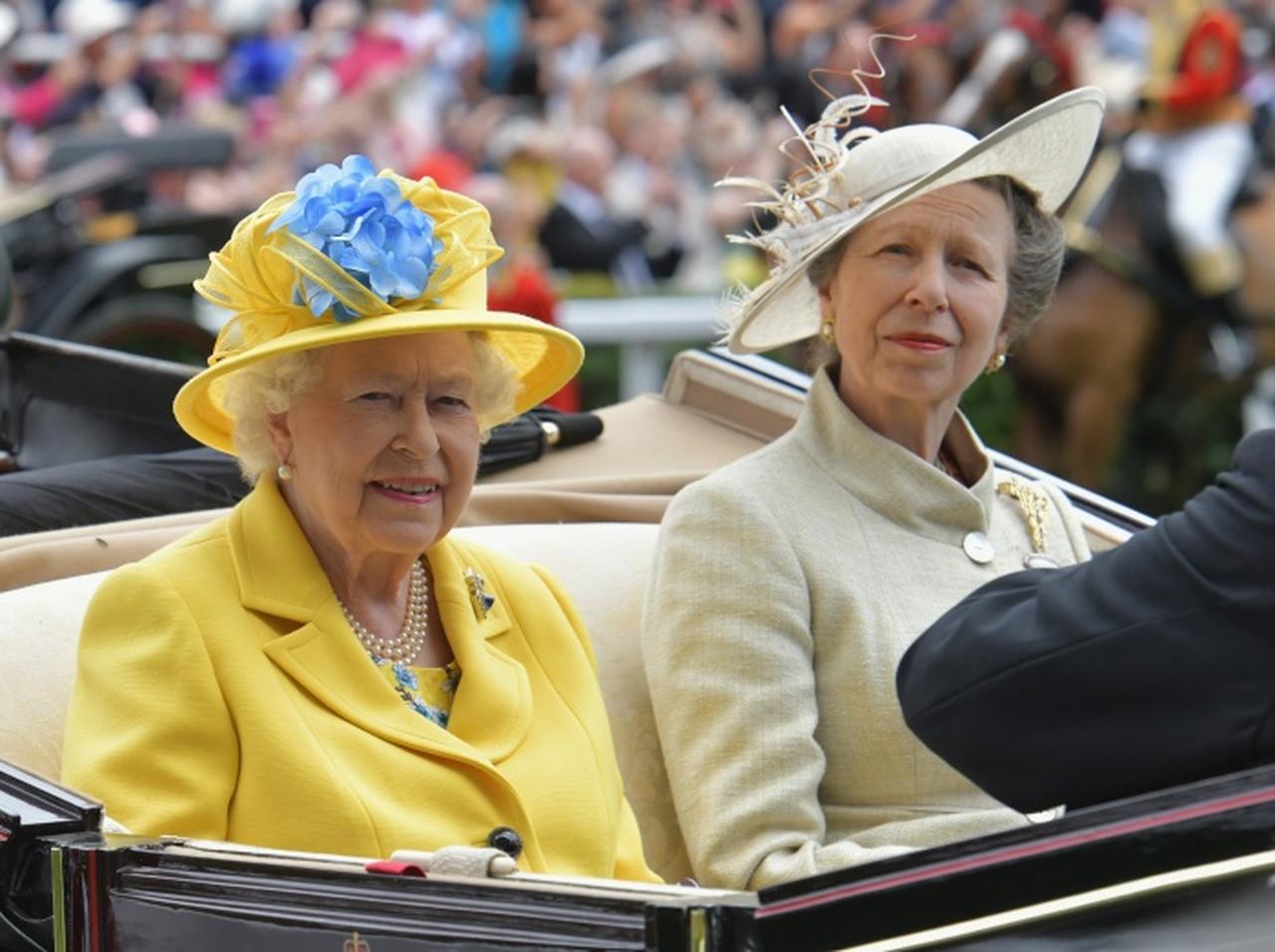 エリザベス女王の棺の前で娘のアン王女が取った「行動」に涙がこみ上げる