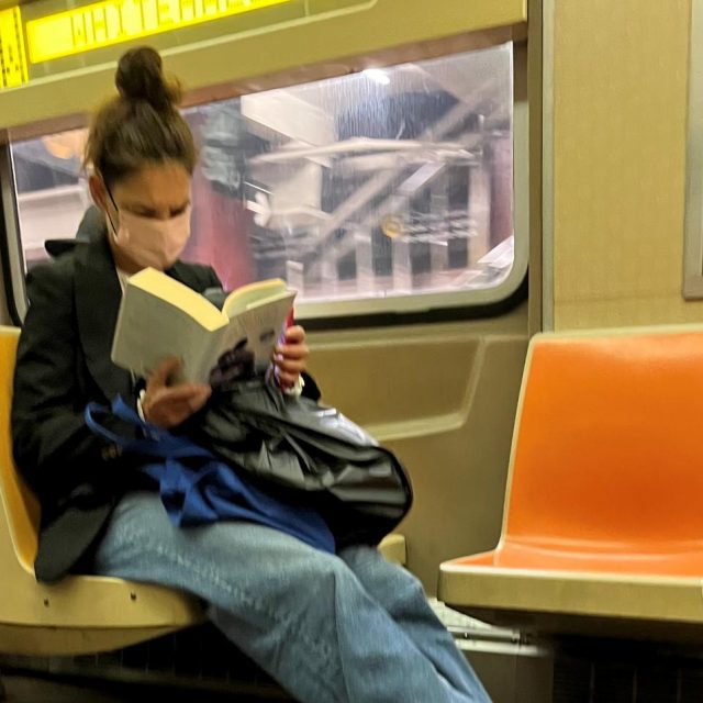 地下鉄で本を読んでる人がいる…、なんと有名俳優だった！