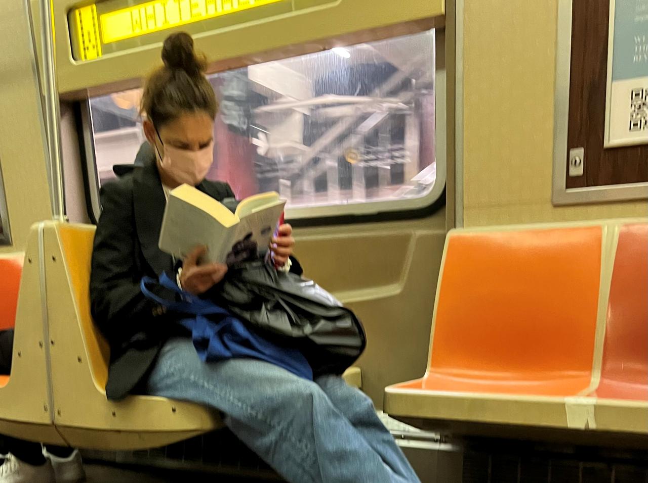 地下鉄で本を読んでる人がいる…、なんと有名俳優だった！