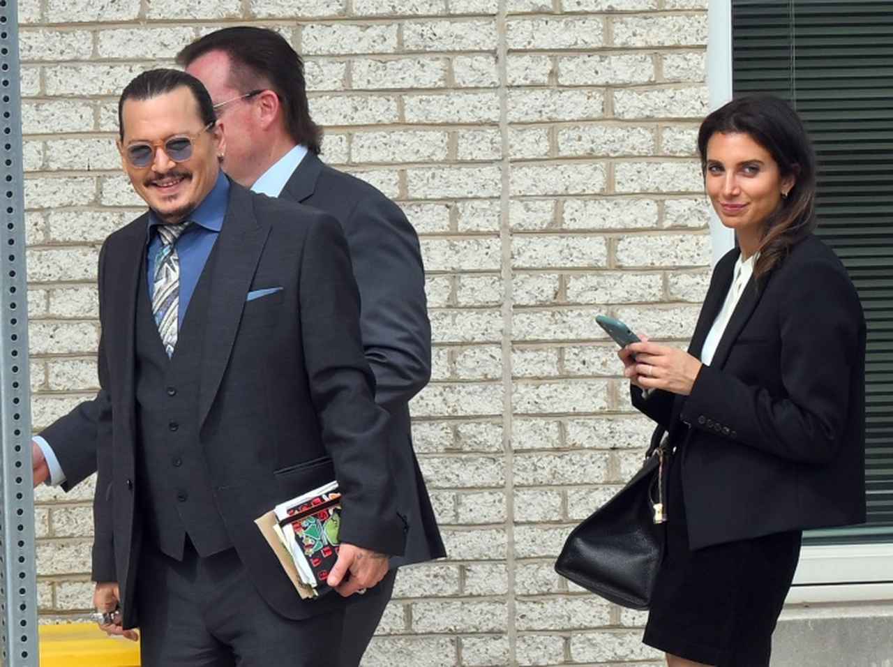 ジョニー・デップ、新恋人の弁護士とカメラの前でにっこり