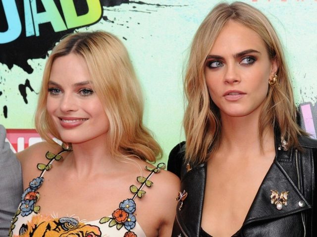 マーゴット・ロビー、体調が不安視されるカーラ・デルヴィーニュの自宅を訪ねたあと「泣きそうな顔」をしているところを目撃される