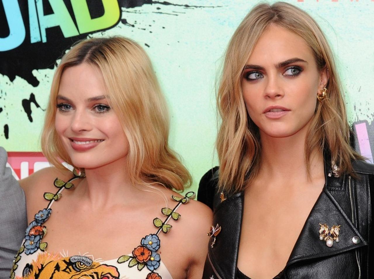 マーゴット・ロビー、体調が不安視されるカーラ・デルヴィーニュの自宅を訪ねたあと「泣きそうな顔」をしているところを目撃される