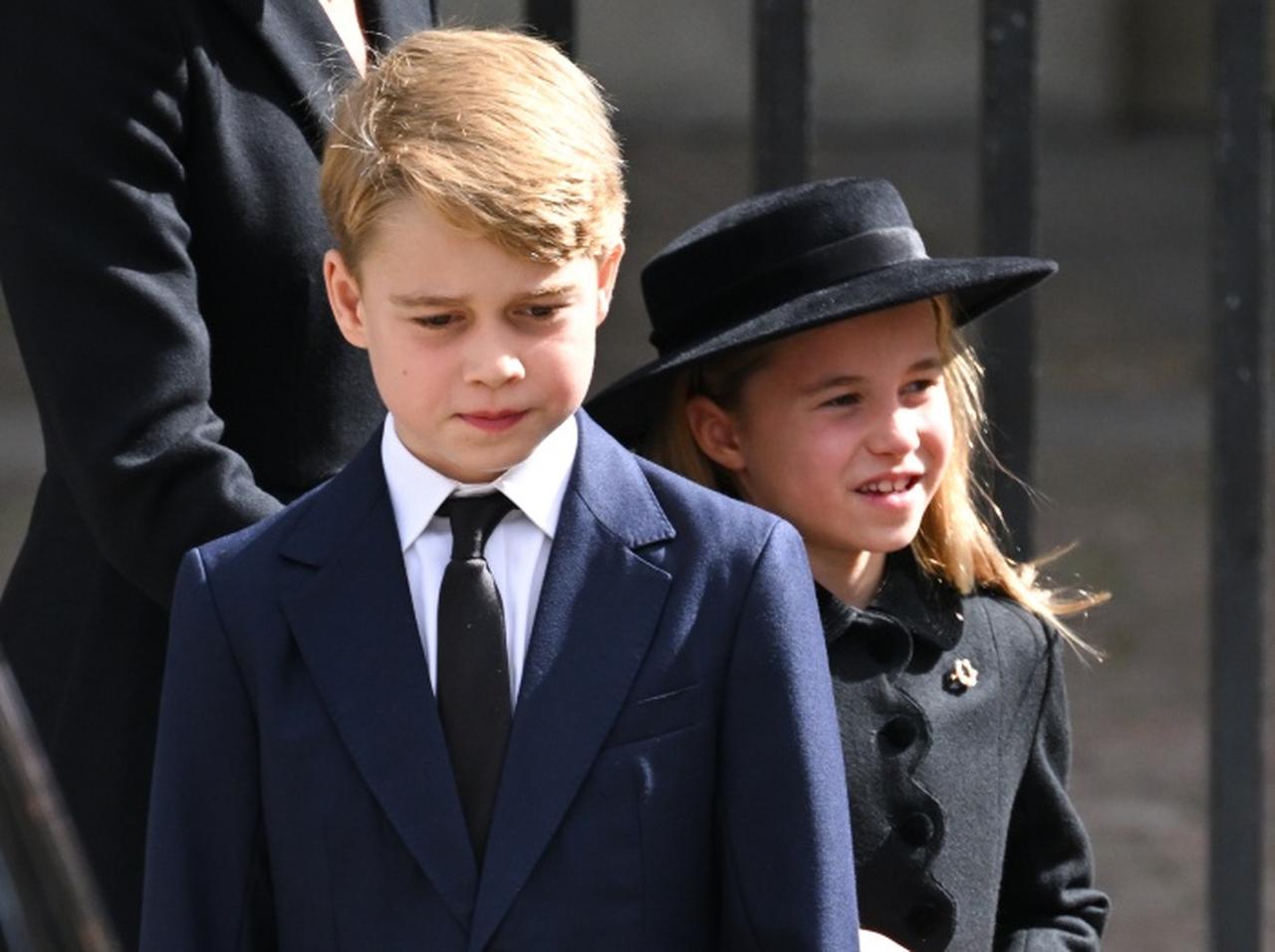 ジョージ王子に「ちょっかい」を出されて声を上げたシャーロット王女にカミラ王妃がイラッ、女王の葬儀で目撃