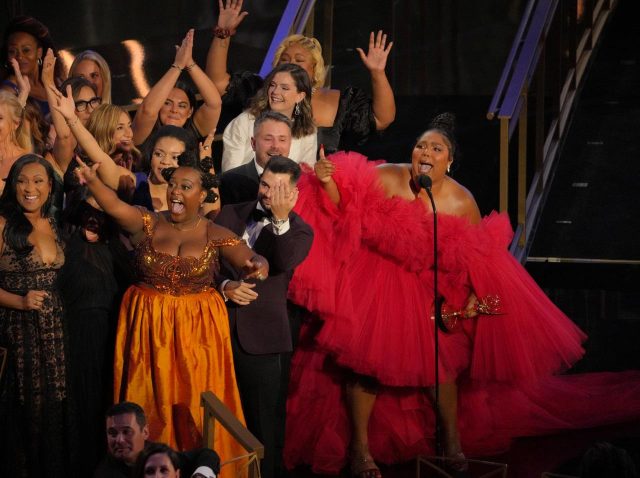 リゾがエミー賞受賞、“私のように太って、黒く、美しい誰かをTVの中に見たかったの！”【スピーチ全訳】