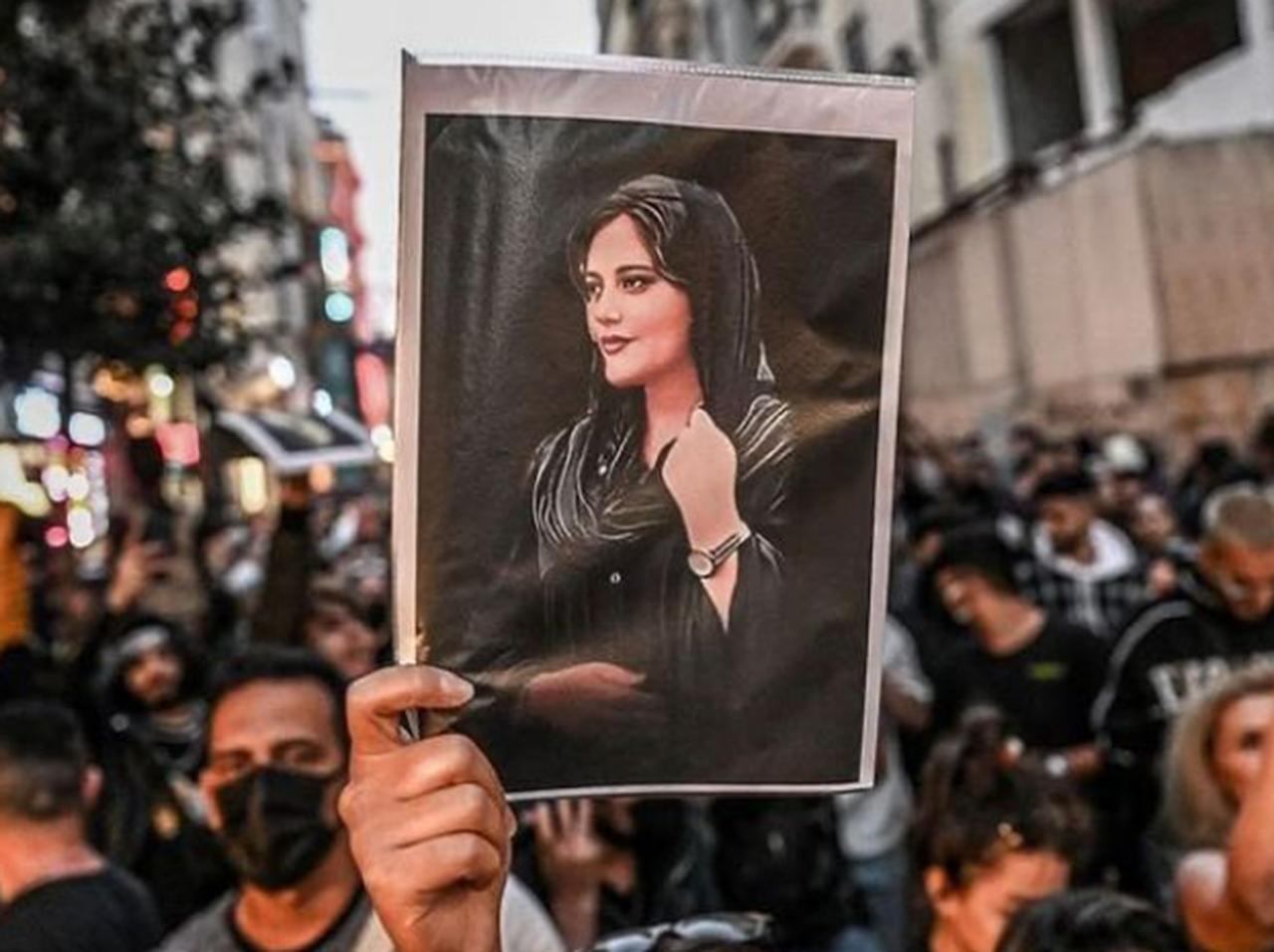 ヒジャブを正しく着用していないから警察に殺された女性、ベラ・ハディッドやジャスティン・ビーバーなど著名人が怒りで連帯