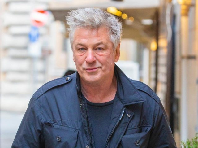 アレック・ボールドウィン、映画の撮影現場で起きた銃誤射事故で「刑事責任」を問われる可能性