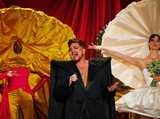 贅沢すぎる！アダム・ランバートの生歌でハリス・リードがショーを開催