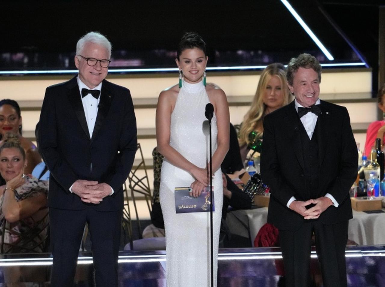 セレーナ・ゴメス、“おじさん2人”にメイベルばりの「辛口ジョーク」をお見舞い【エミー賞2022】