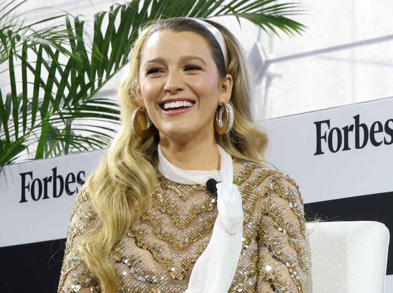 ブレイク・ライブリー、『ゴシップガール』風衣装で妊娠を発表