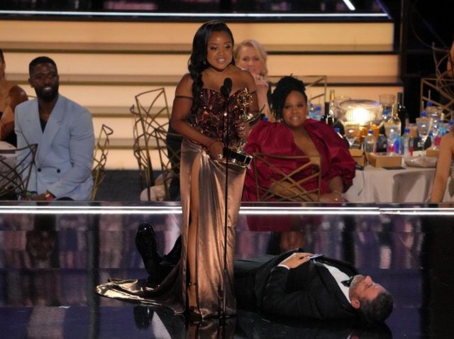 エミー賞授賞式で受賞者の足元に「寝転がる男性」、一部で炎上